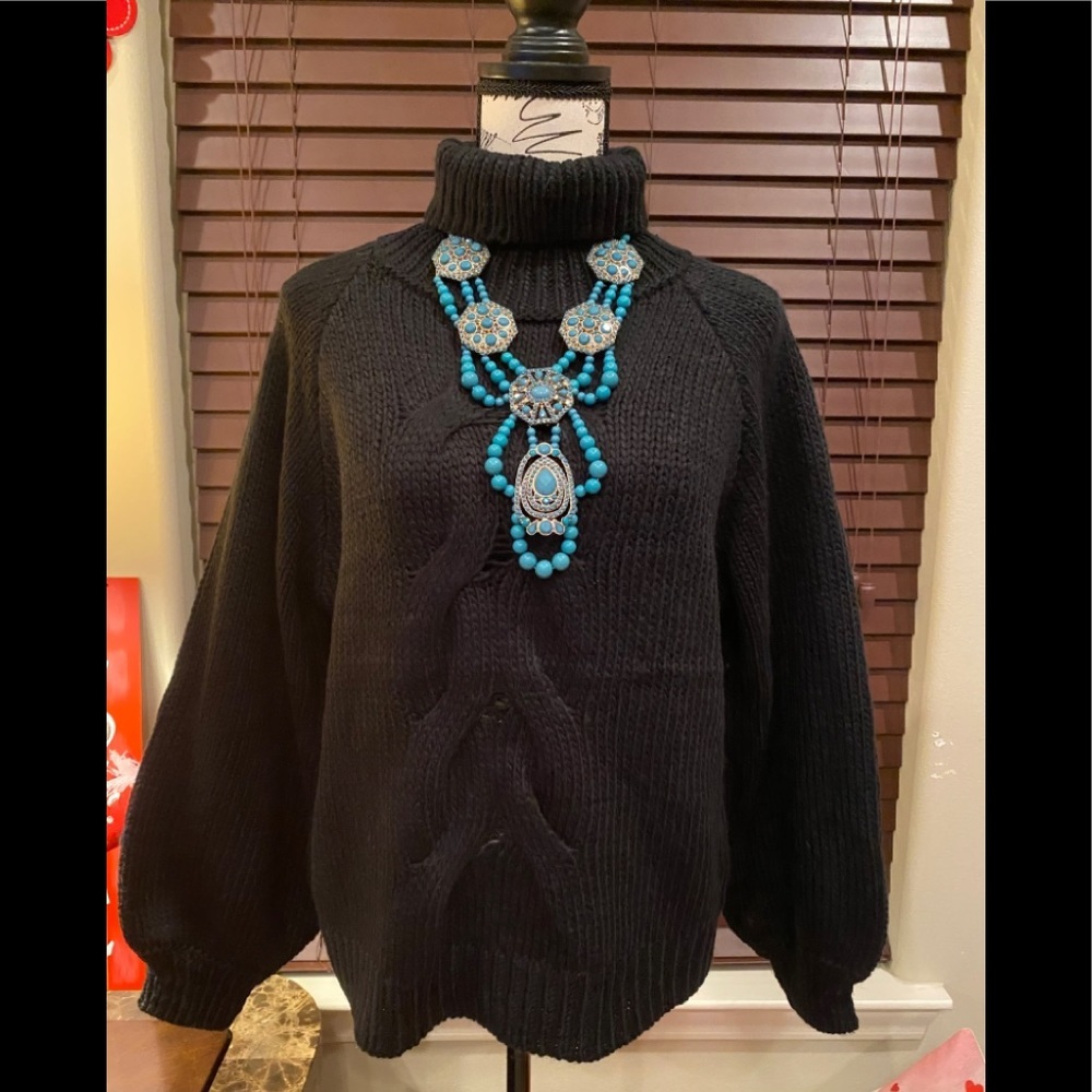 This is a black 🖤 sweater size Small